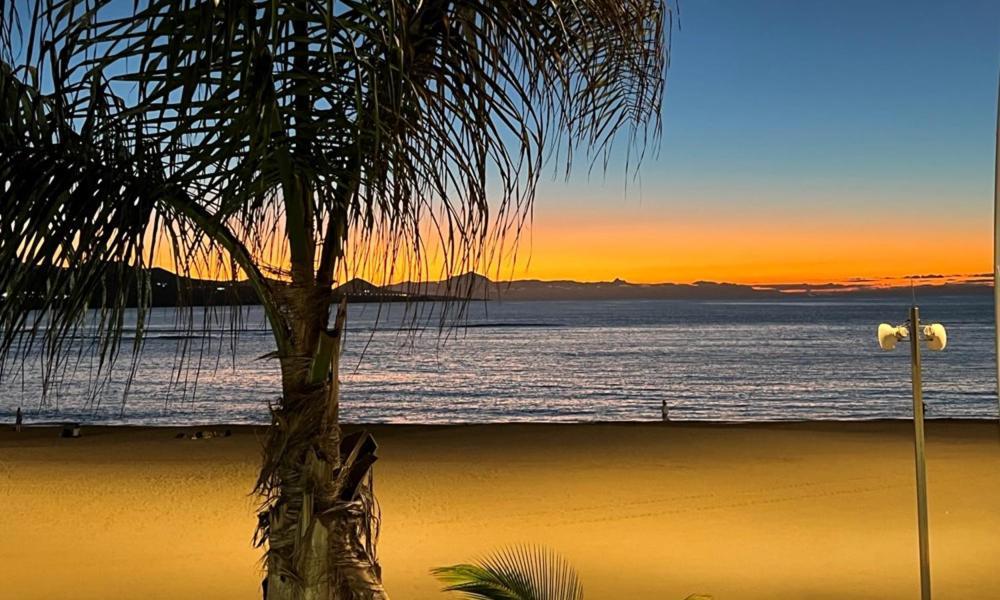 Beach And Sunset Las Palmas de Gran Canaria Exterior photo